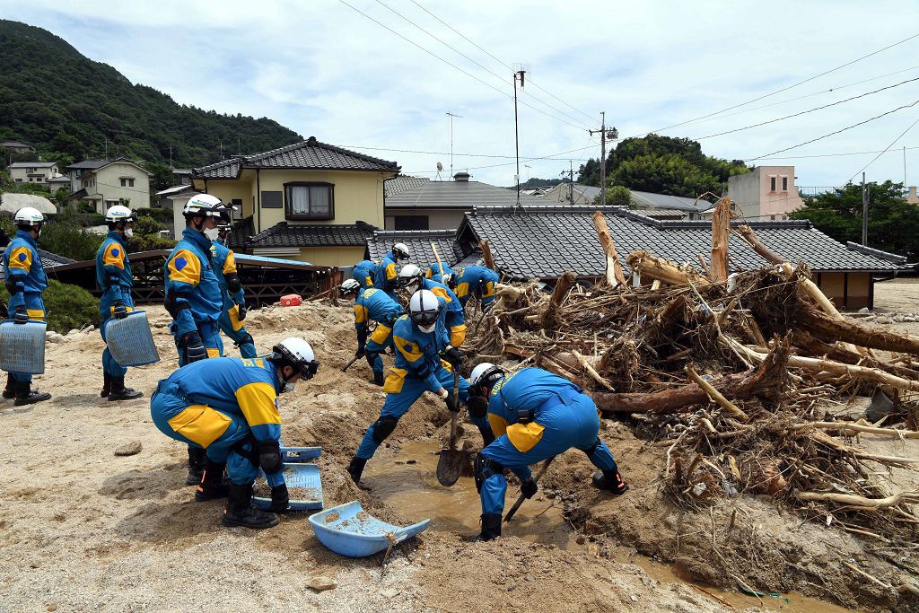 日本暴雨遇難人數升至200人C圖為救援人員清理廢墟C(新華社) 