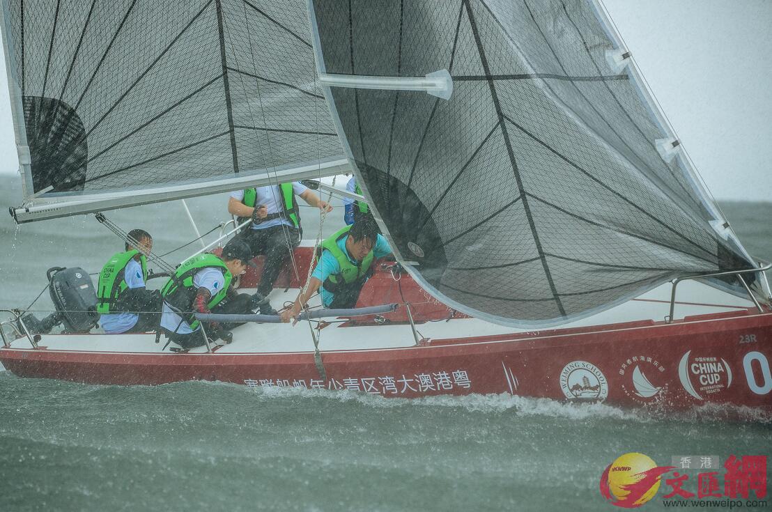 首屆粵港澳大灣區青少年帆船聯賽在深開賽A圖為參賽選手冒雨比賽C]記者 石華 攝^