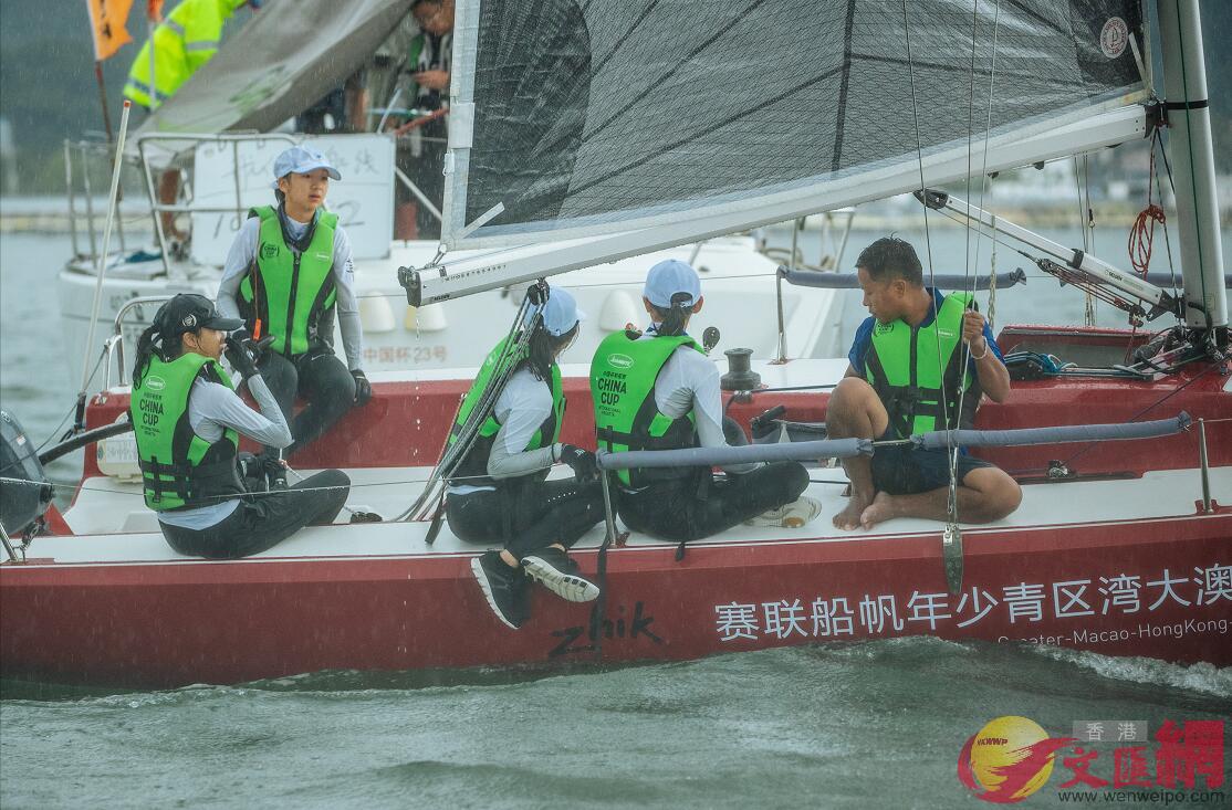 首屆粵港澳大灣區青少年帆船聯賽在深開賽A圖為參賽選手冒雨比賽C]記者 石華 攝^