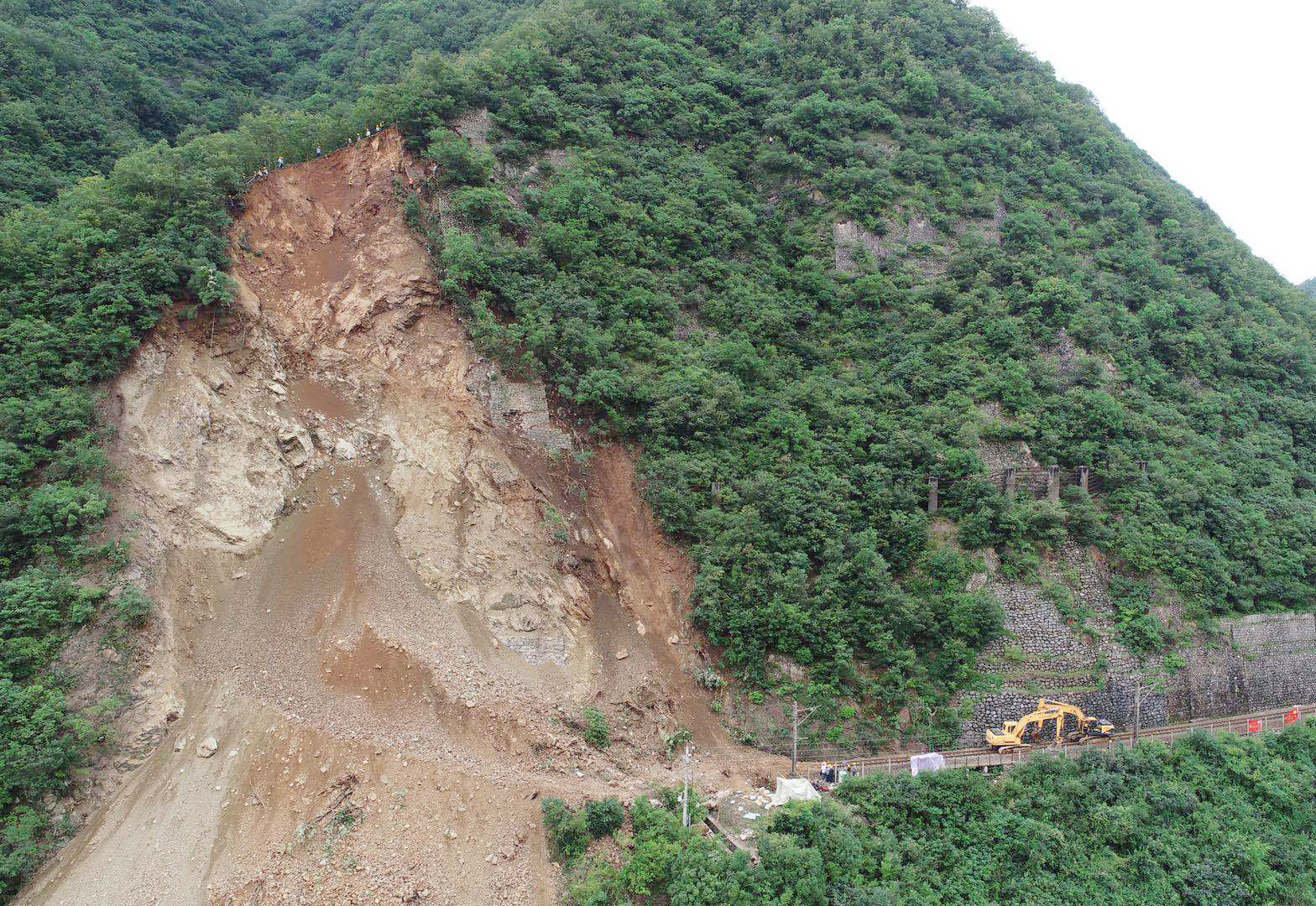 連續山體崩塌導致寶成鐵路線路被掩埋A中鐵西安局集團公司組織千人搶修C]圖片來源G西鐵資訊^