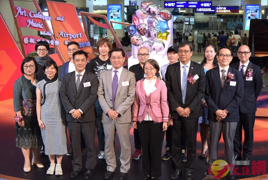 香港機場管理局行政總裁林天福(前排中)與嘉賓出席開幕典禮 