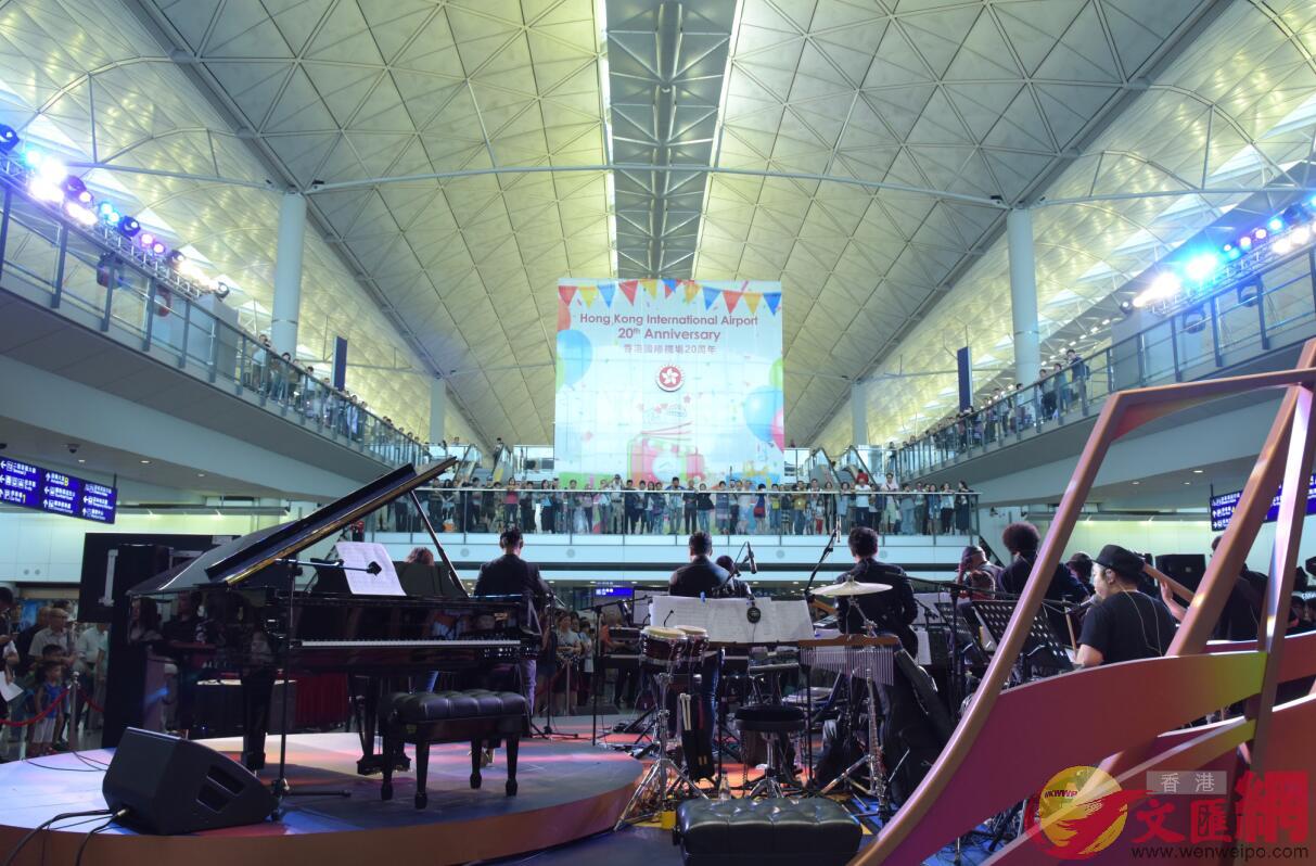 超過30名香港歌手接連6小時獻唱多首香港由60年代至近期的流行金曲A為旅客帶來一場音樂盛宴