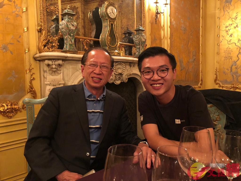 香港足總副主席貝鈞奇(左)與大文特派記者何嘉軒(右)合攝C 