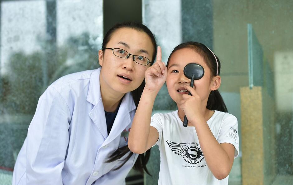 不少兒童經常使用電子產品A導致患近視風險增加C圖為一名兒童正在做視力檢查(新華社資料圖片)