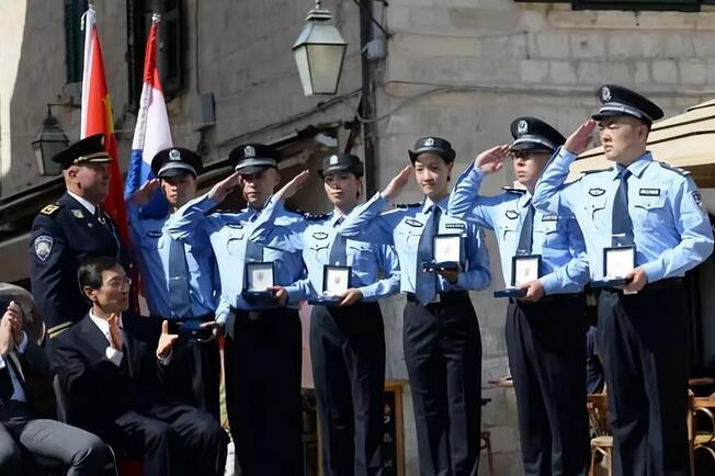 7月15日A在克羅地亞杜布羅夫尼克A克羅地亞警察總局在啟動儀式上向中國警官贈送警徽C