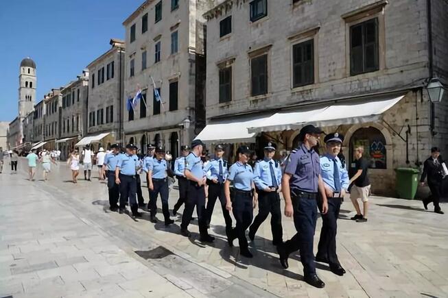 7月15日A中克兩國警察在克羅地亞杜布羅夫尼克舊城聯合巡邏C