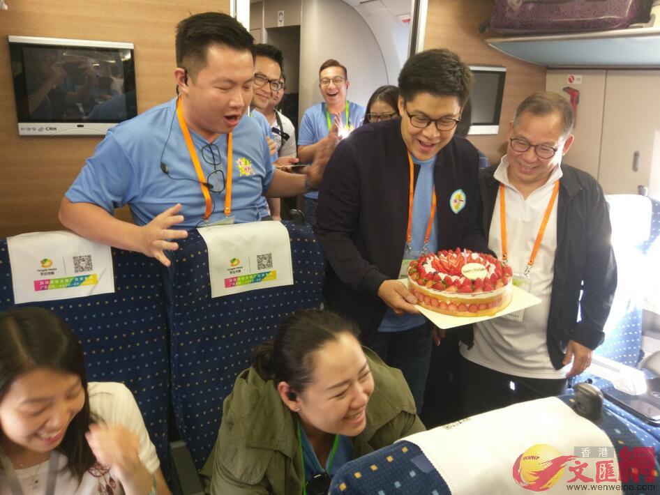 於6月底組成的u國家發展戰略與香港青年機遇v參訪團A團長霍啟剛在高鐵上為團員慶祝生日C