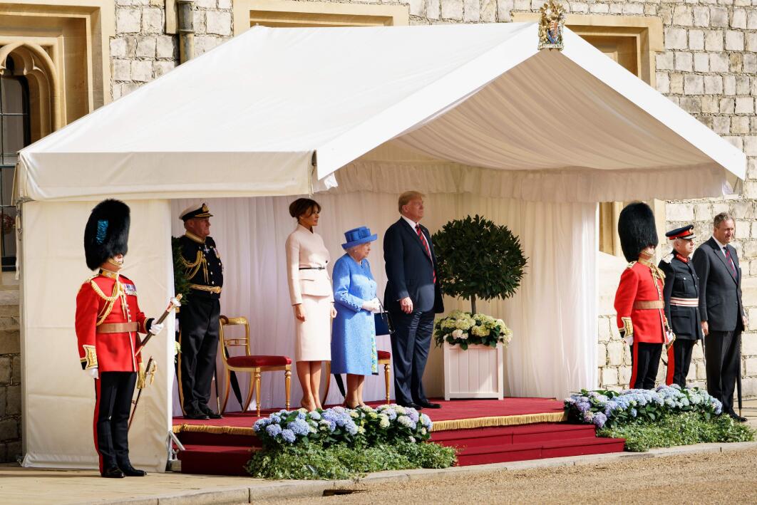 13日A特朗普在與女王會面過程中多次失禮C法新社