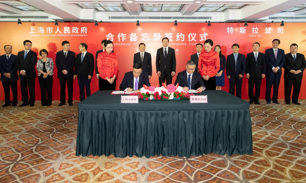 特斯拉CEO埃隆P馬斯克與上海市市長應勇參加特斯拉在上海建廠的簽署儀式C