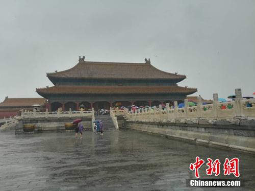 7月17日A北京遭遇強降雨C圖為雨中的故宮C