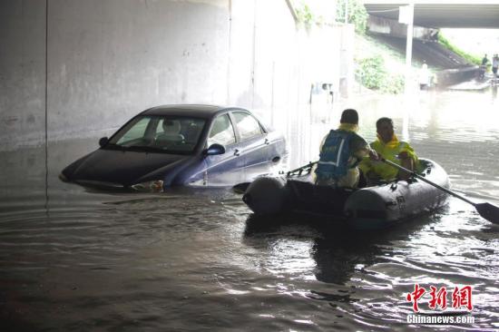 資料圖G北京暴雨A救援人員乘救生艇開展搜救作業C中新社