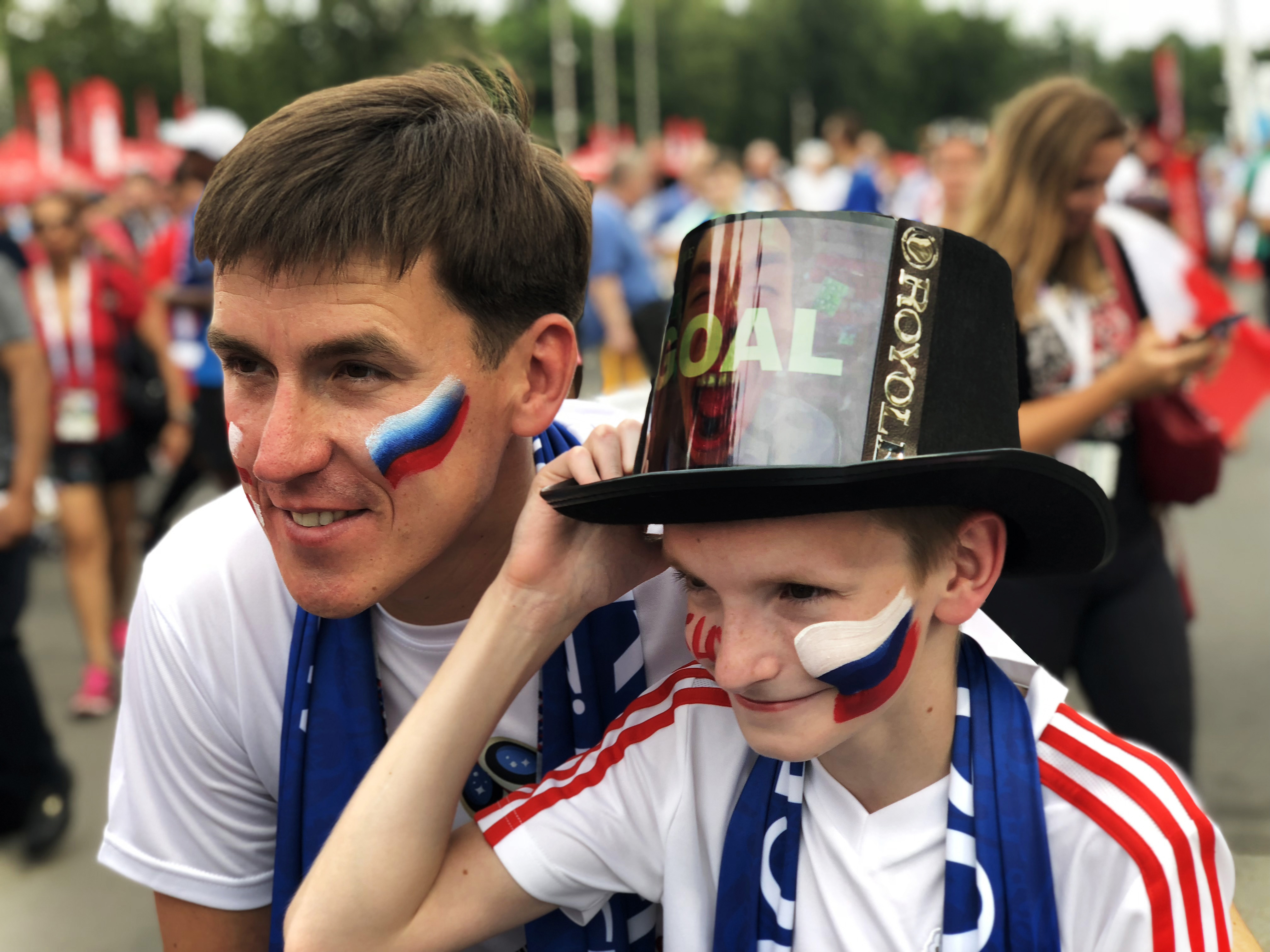 世界盃決賽現場A球迷頭戴柔性屏時尚禮帽