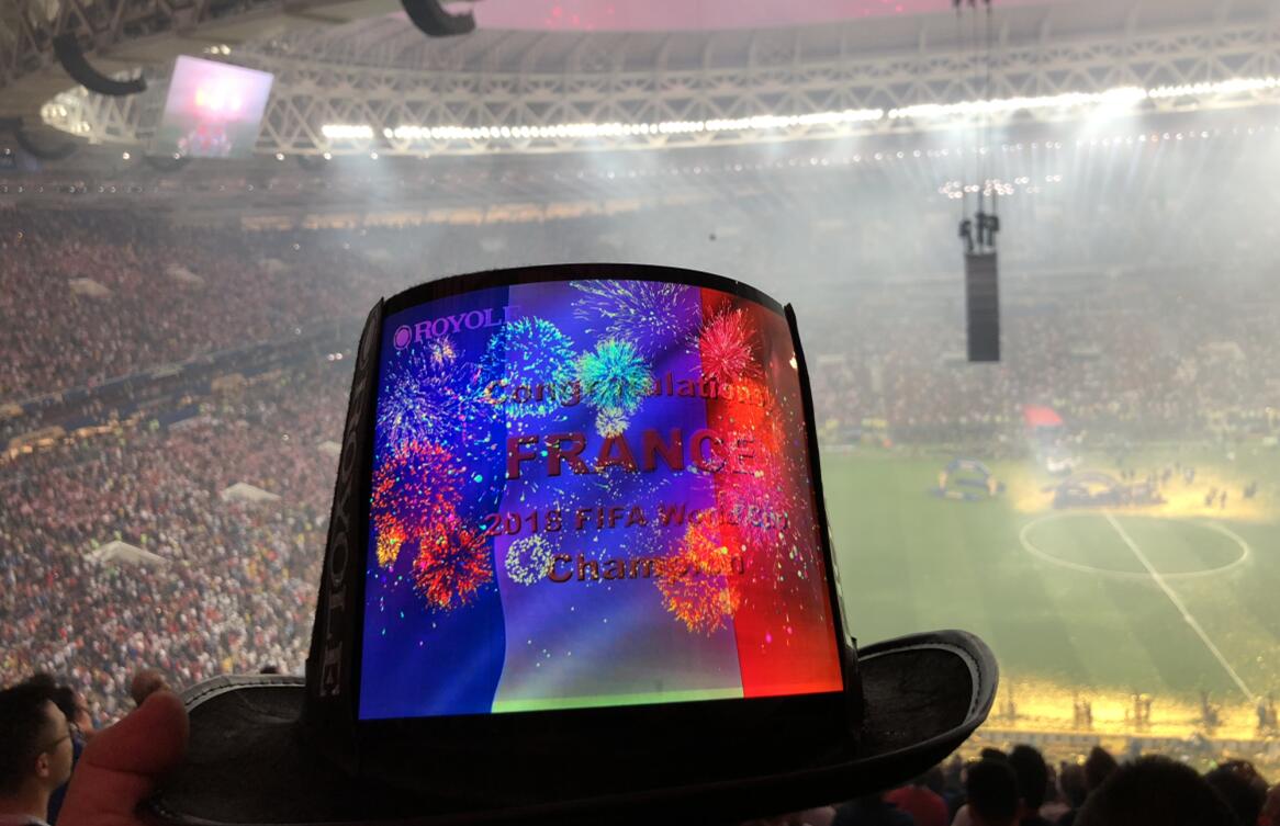 世界盃決賽現場A柔性屏時尚禮帽播放慶祝法國隊奪冠的慶祝圖片