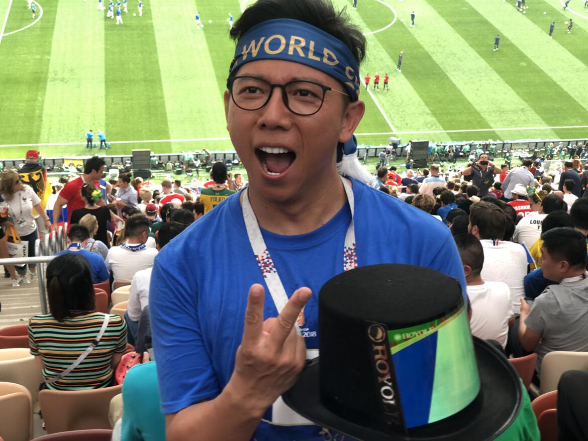 世界盃決賽現場Au羽泉v成員胡海泉與柔宇柔性屏時尚禮帽