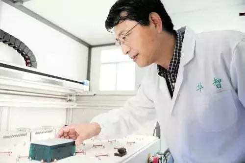 華智水稻生物技術有限公司總經理張健在科研中心