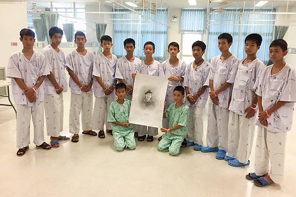 獲救泰國少年足球隊成員和教練將於今日出院。（視覺中國）