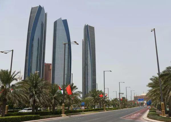 7月18日A阿聯酋首都阿布扎比的街道兩邊懸掛著中阿兩國國旗C