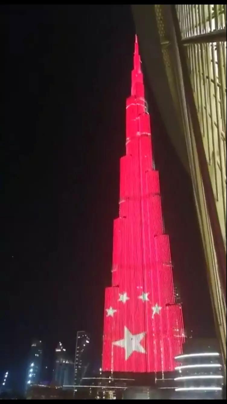 幾乎就在同一時間A在一百多公里外的阿聯酋第二大城市迪拜A世界第一高樓哈利法塔也亮起了中國國旗C]央視記者葛姍姍提供^