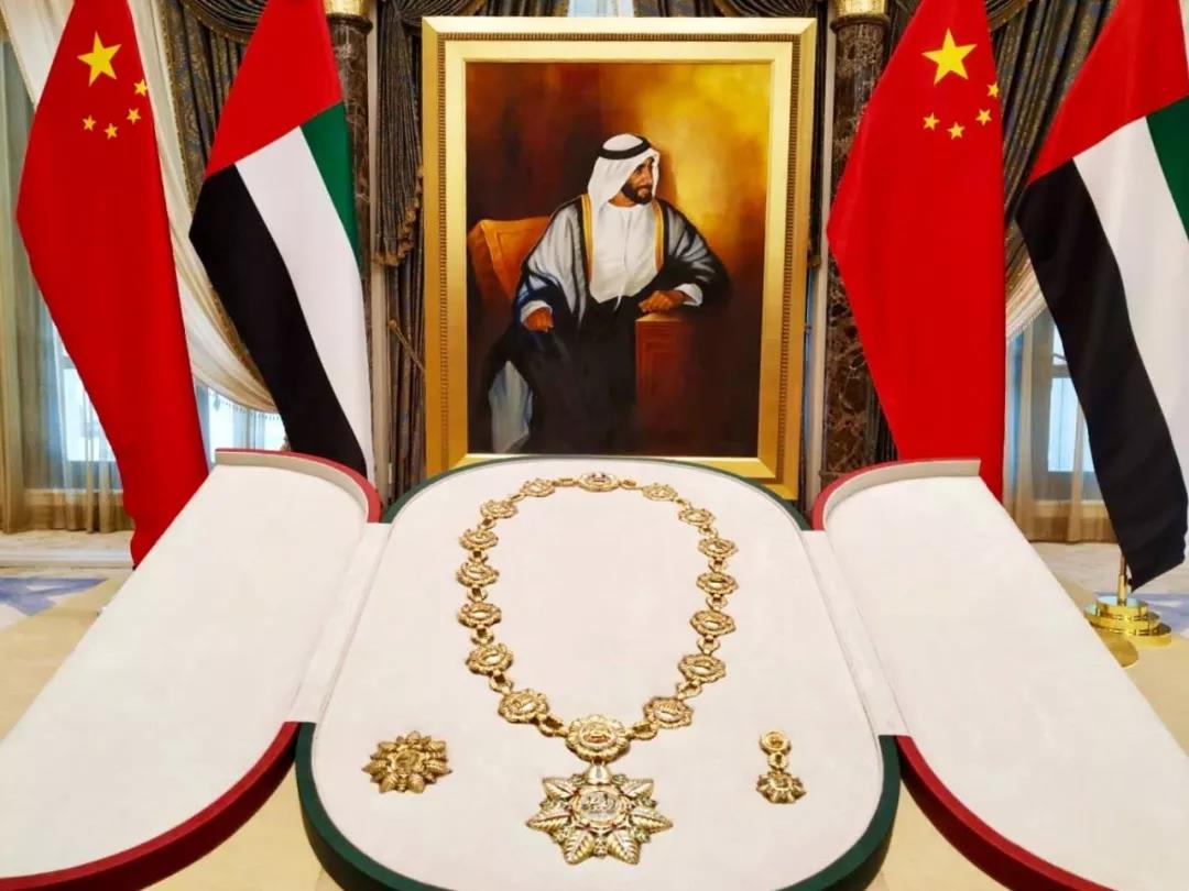 扎耶德勳章以阿聯酋開國總統扎耶德命名A是阿聯酋國家最高榮譽勳章C鏡頭遠處即是扎耶德總統畫像C(央視記者荊偉拍攝)