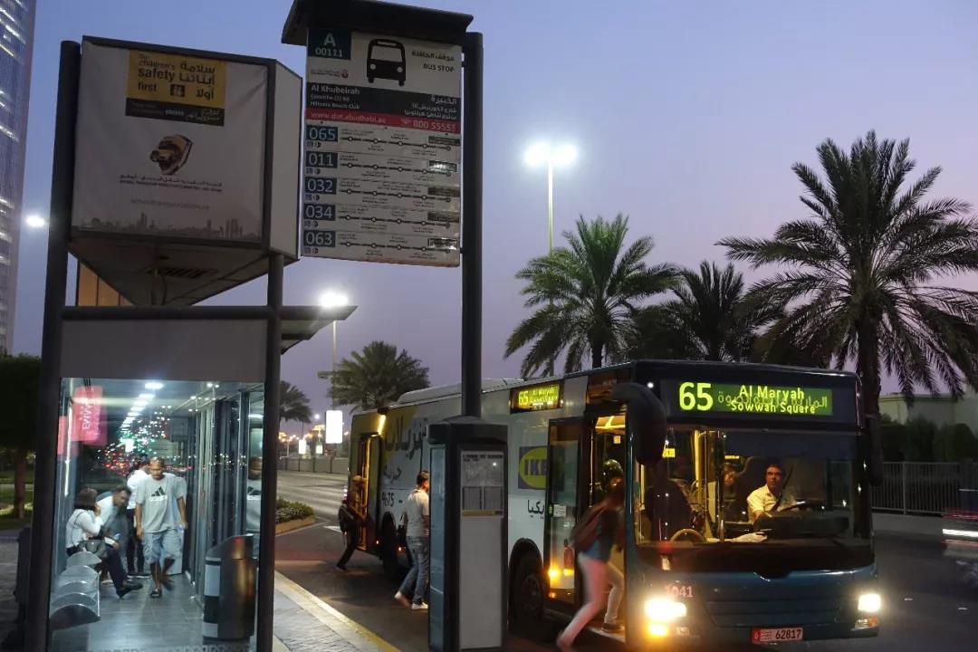 在阿聯酋首都阿布扎比A很多公交車站都配有u空調房vA入夜之後A仍然熱浪襲人C阿聯酋的u熱情v緣於這裏的熱帶沙漠氣候A5至10月是炎熱潮濕的夏季A氣溫可達40-50JC(央視記者拍攝)