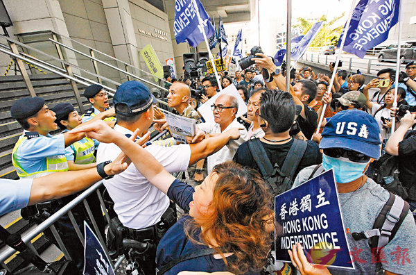  參與昨日民陣遊行的撐u獨v分子辱警A一度引發衝突C 香港文匯報記者曾慶威 攝