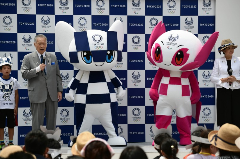 深藍與白色相間的奧運吉祥物叫做MiraitowaA粉紅與白色相間的殘奧吉祥物叫做SomeityA各有u未來v與u永遠v的寓意]法新社^