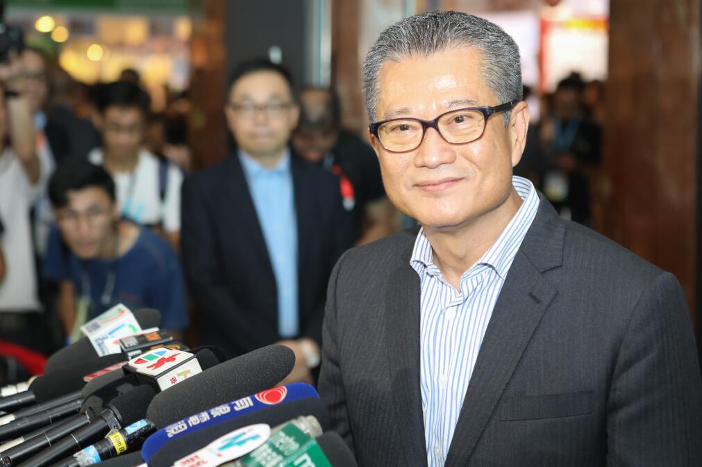香港財政司司長陳茂波出席書展活動後接受傳媒訪問C香港中通社
