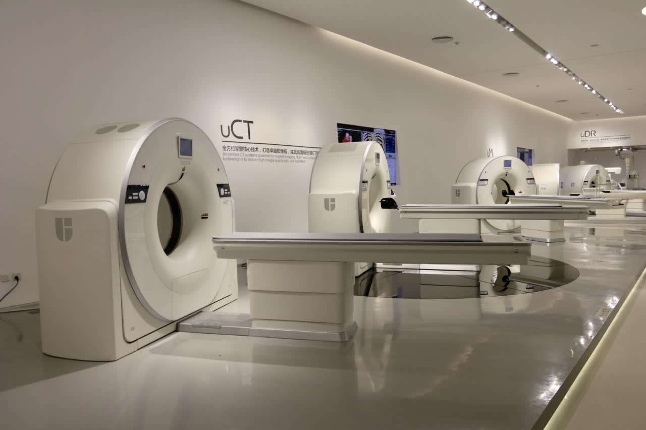 體驗中心裏展示著聯影醫療研發的高端醫療設備
