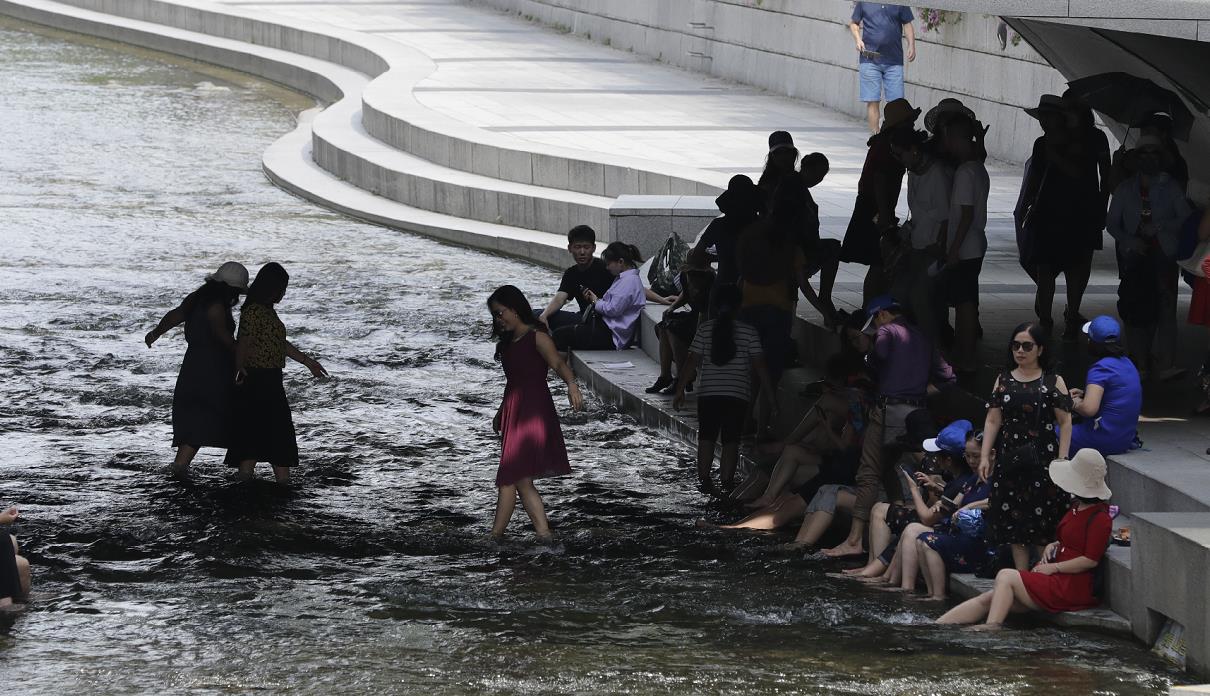 韓國近日持續高溫A遊客紛紛在首爾市中心一座橋底下避暑]美聯社^