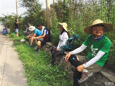 2015年7月A雷闖]右一^B趙欣]右二^參加u益行去北京v徒步活動C圖/微博截圖