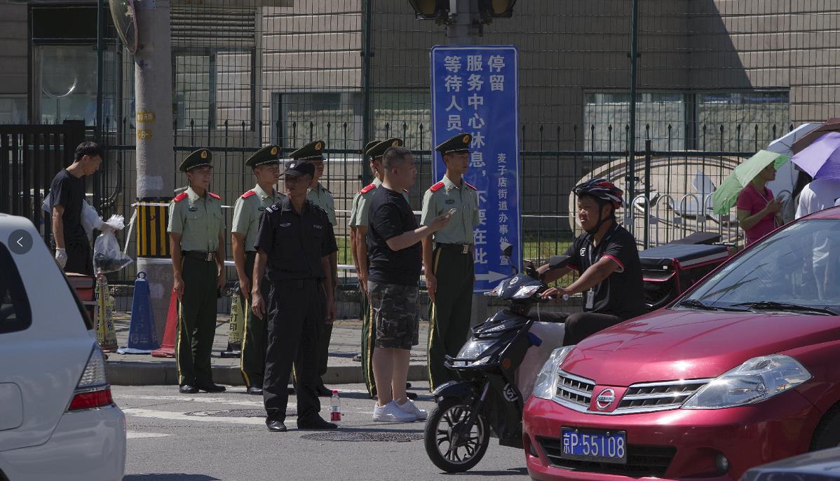 武警正在現場戒嚴]中新社^