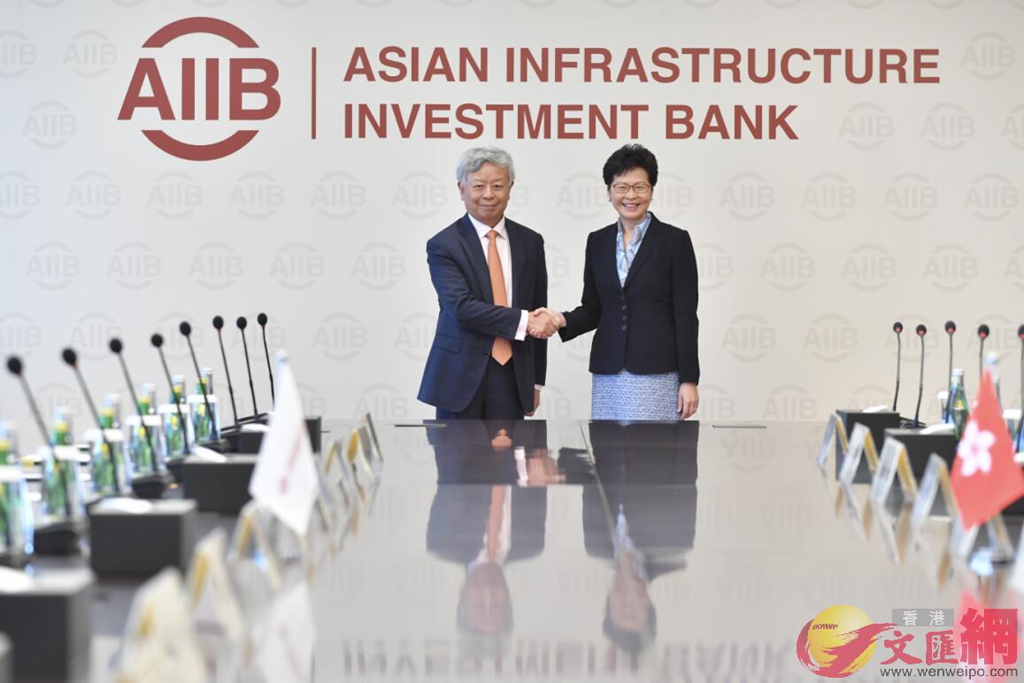 林鄭月娥(右)26日在北京與亞洲基礎設施投資銀行行長金立群(左)會面C