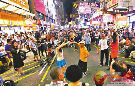 旺角「殺街」後,大媽移師尖沙咀等地繼續載歌載舞(大公報資料圖) 旺角「殺街」後,大媽移師尖沙咀等地繼續載歌載舞(大公報資料圖)