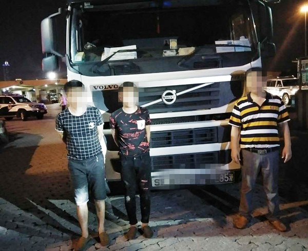被查獲的兩名企圖藏匿車底企圖非法出境越南籍人員(左)與未自查發現的司機(右)