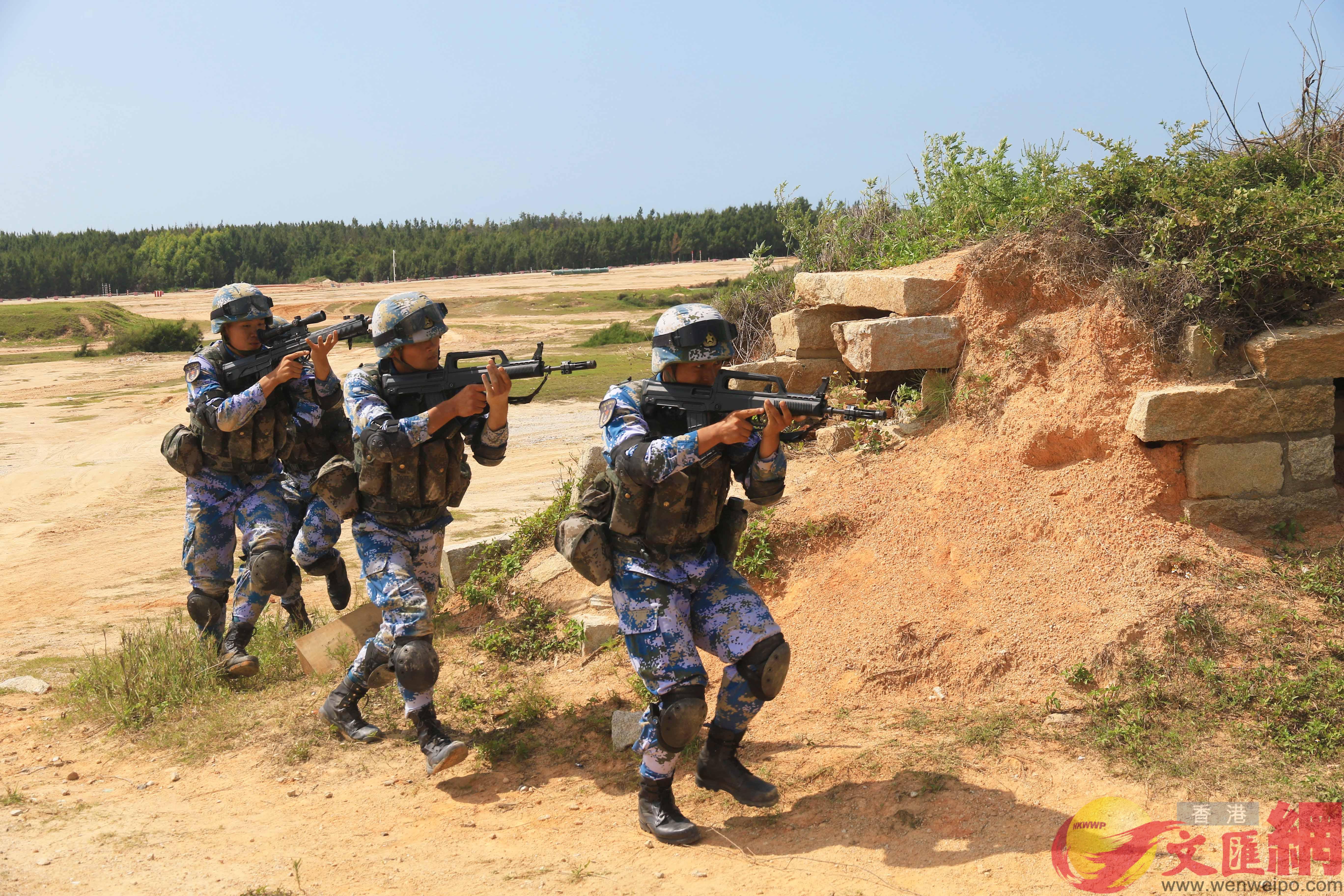 中國海軍陸戰隊進行反恐突擊]本網攝^