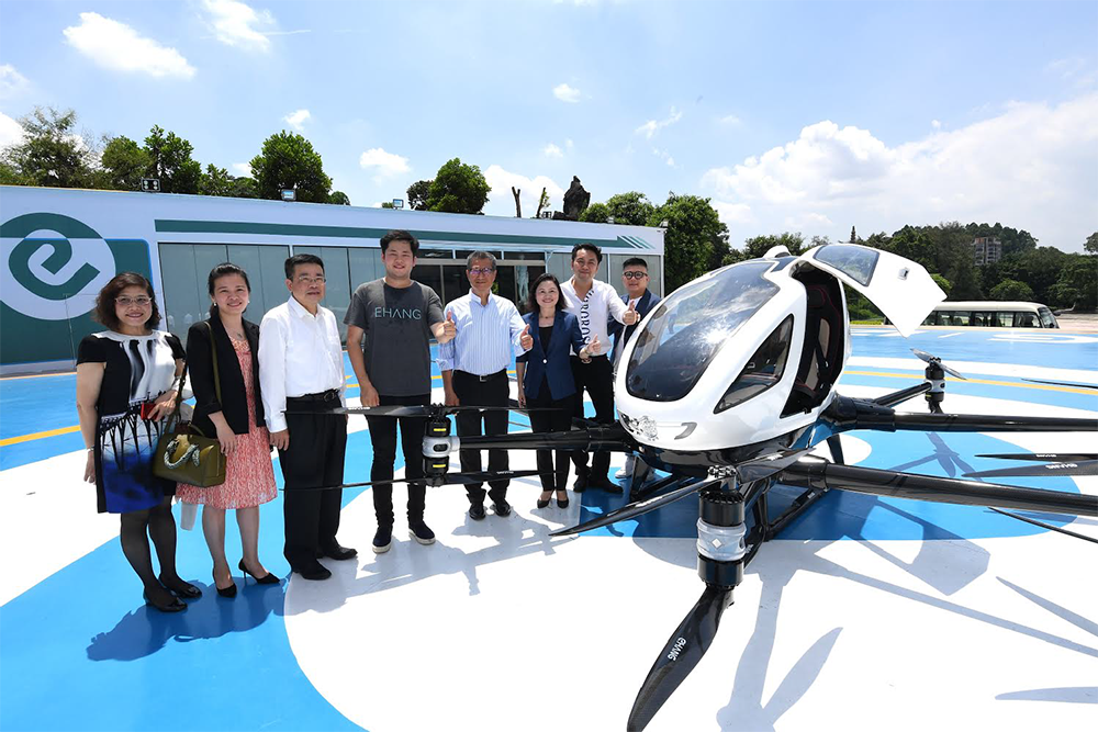 陳茂波(右四)今日(30日)參觀廣州一間專注研發智能飛行器高科技創新企業A並與該公司代表合照
