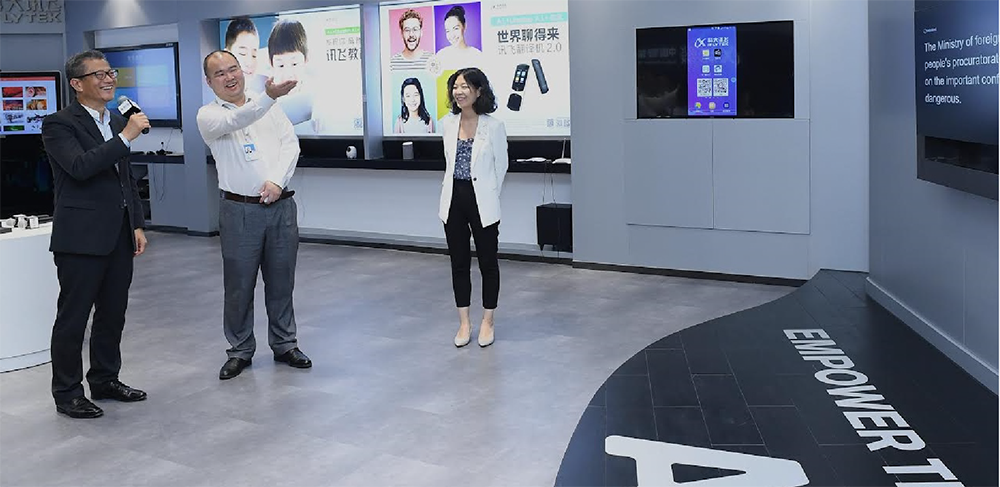 陳茂波參觀廣州一間智能語音技術公司A並了解該公司所研發的產品
