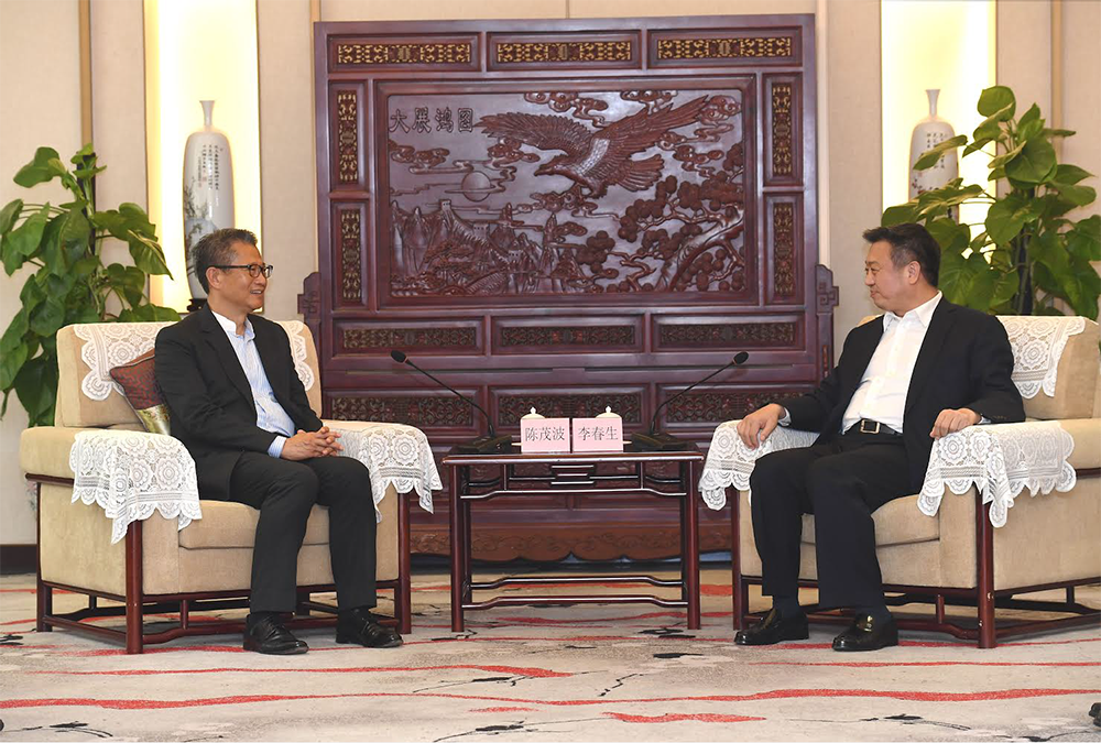 陳茂波(左)訪問廣州A並與廣東省副省長李春生(右)會面