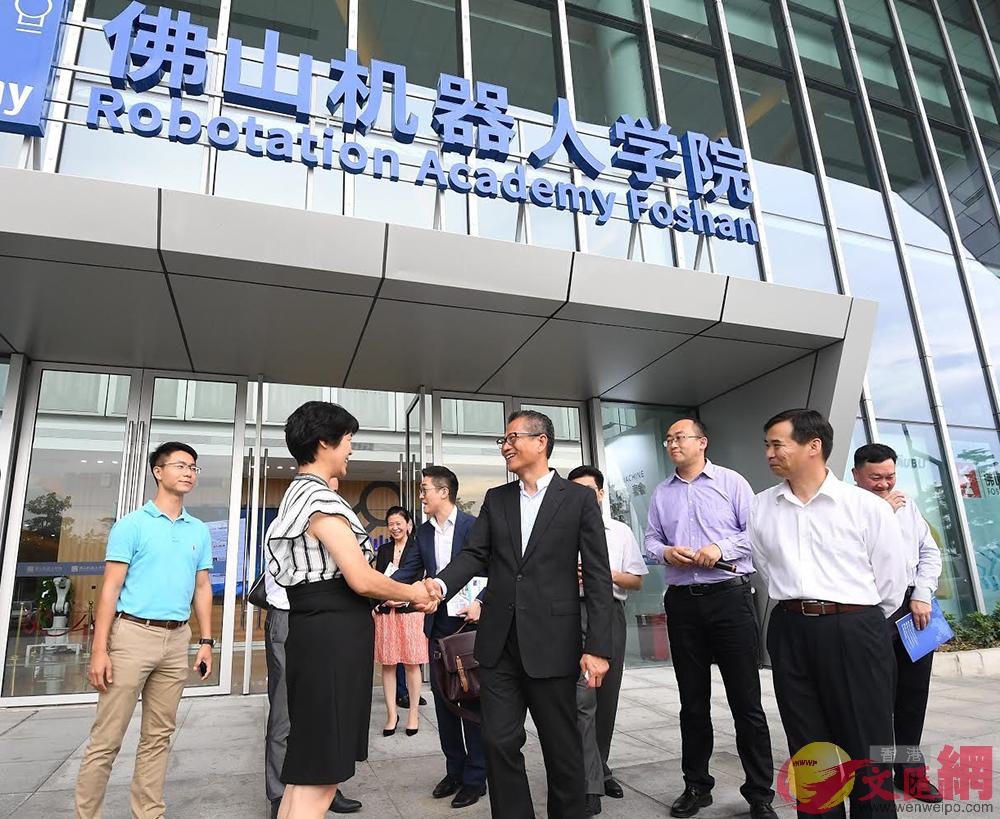 陳茂波(前排左二)參觀佛山機器人學院
