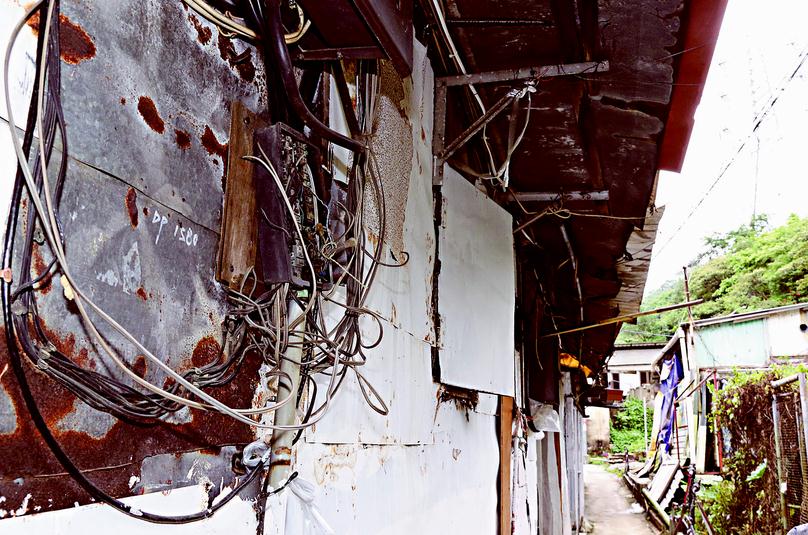 寮屋劏房電線殘舊，沒有遮蓋，容易發生漏電意外。 