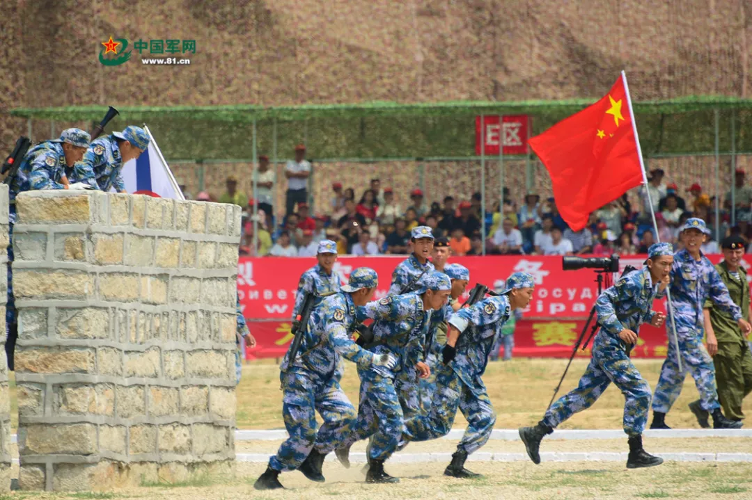 中國參賽隊員越過石牆障礙物。