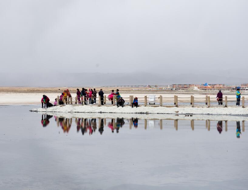 遊客們在茶卡鹽湖景區內遊玩C新華社