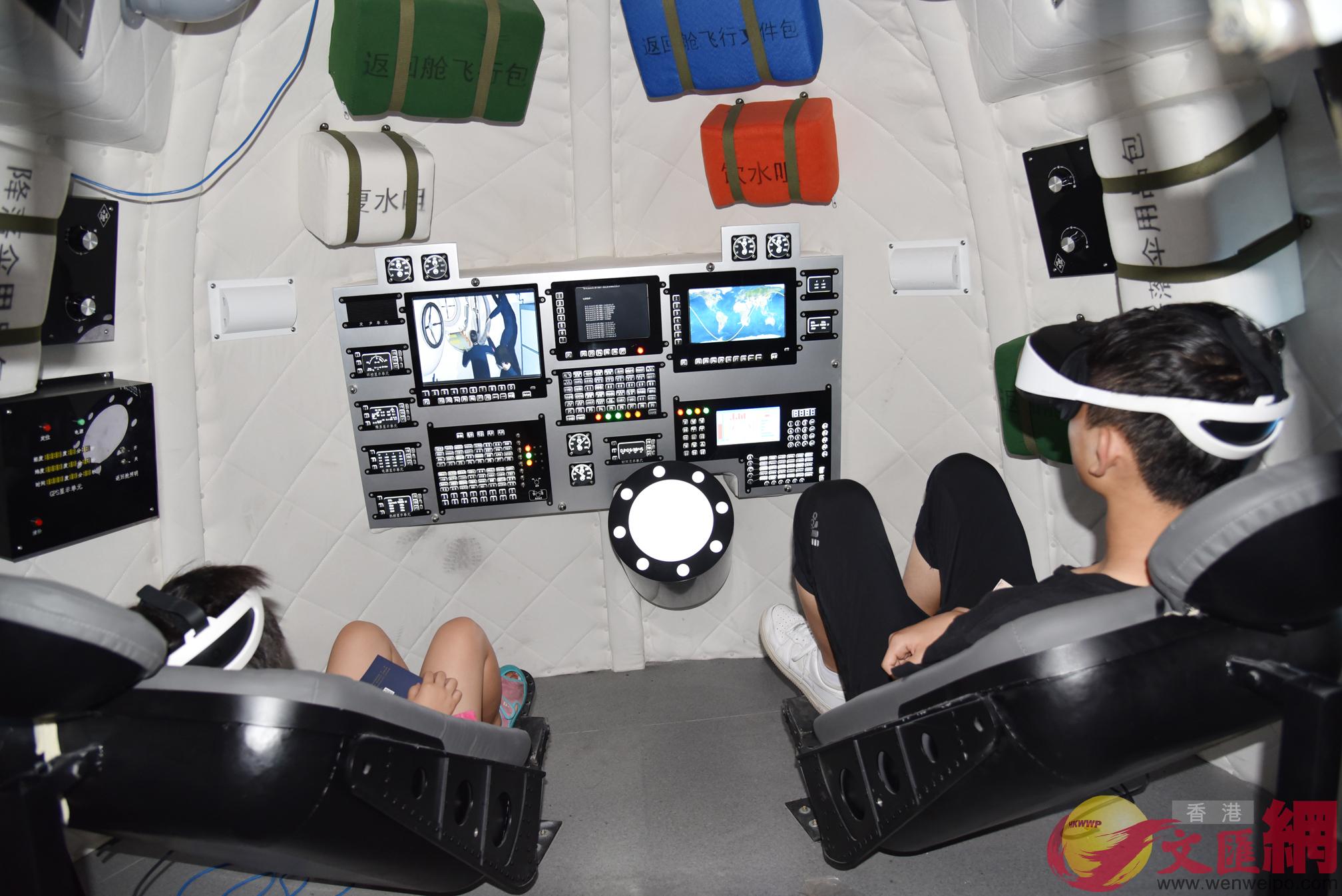 兩位西安學生正在用VR設備體驗宇航員太空生活C]記者李陽波攝^