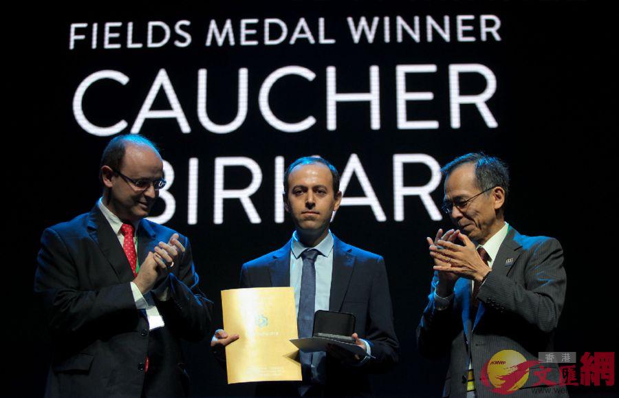 伊朗數學家考切爾•比爾卡爾1日獲得了數學界最高獎菲爾茲獎C然而A獲獎後僅過了30分鐘A他的獎牌就不翼而飛C圖為比爾卡爾]中^領獎]法新社^