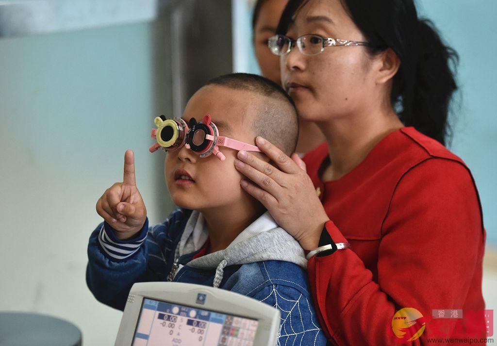 中國擬將兒童青少年近視率納入政府績效考核指標C圖為近視兒童在配眼鏡]新華社資料圖片^