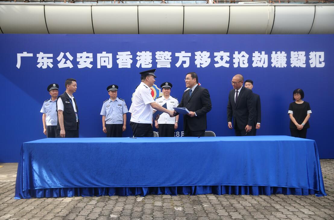 粵港警方在深圳皇崗口岸舉行移交搶劫犯罪嫌疑人儀式A共同簽署移交書C