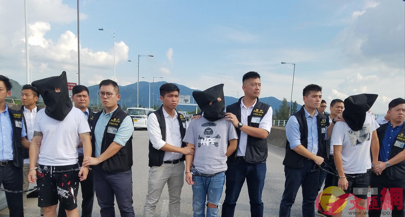 廣東警方4日下午向香港警方移交尖沙咀鐘錶店劫案3名港籍疑犯C