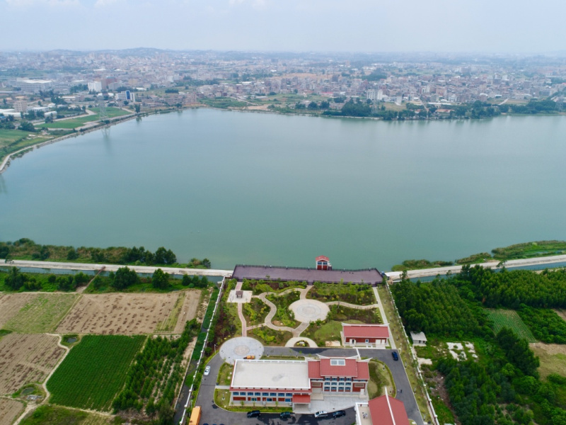 這是8月4日拍攝的福建晉江龍湖及晉江龍湖取水泵站]新華社 無人機拍攝^