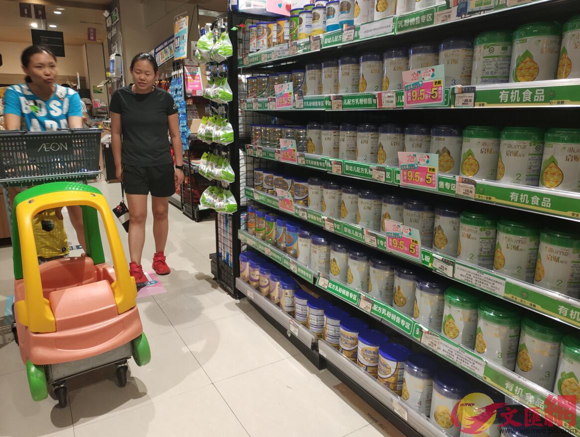 中國將對進口的美國奶粉加征關稅C圖為一個媽媽在選購奶粉C