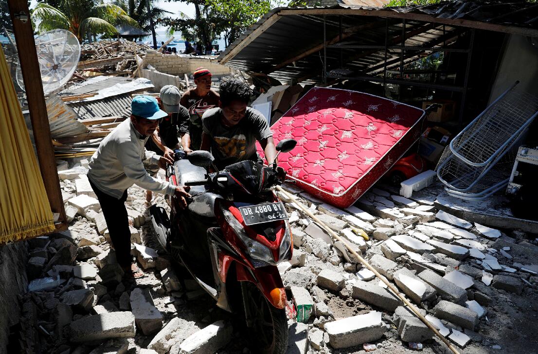 印尼救援人員安排困在島上的遊客有序撤離]路透社^